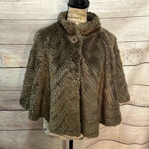Sisters Outerwear Faux Fur Cape Pockets Textured One Button Large